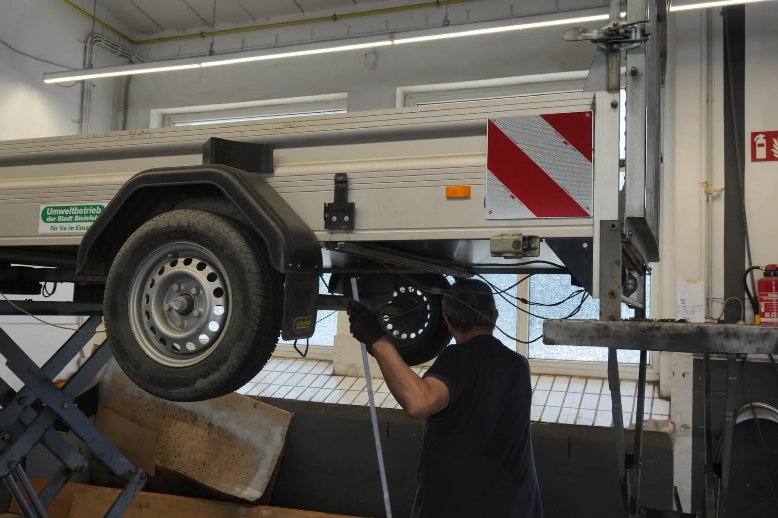 Anhänger auf der Hebebühne bei der Reparatur in der Köster-Werkstatt in Bielefeld