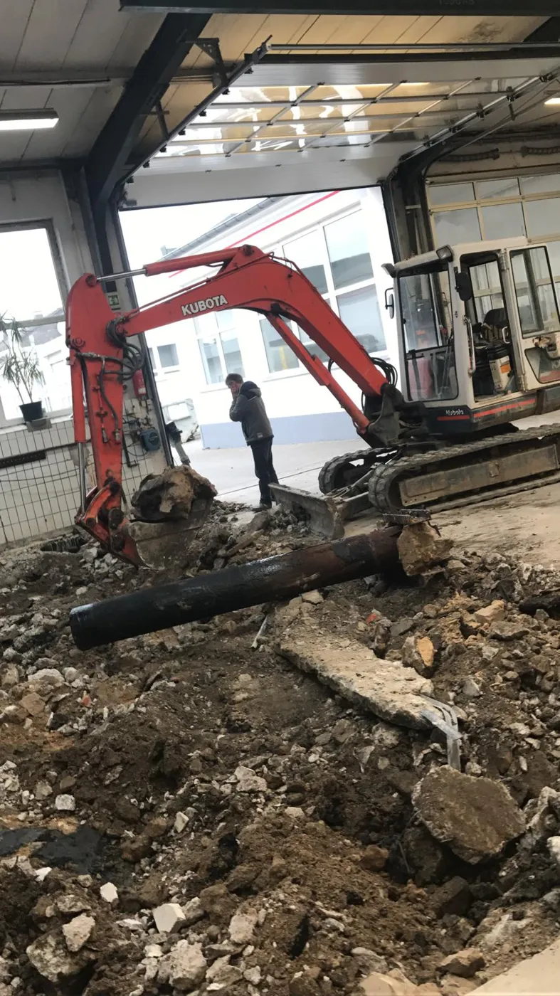 2017: Ausschachtung der alten Leitungen für das neue Fundament