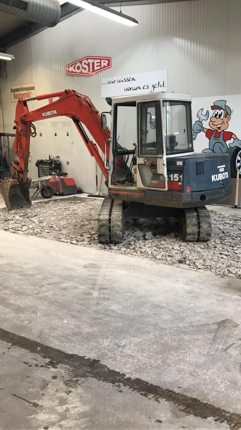 2017: Minibagger beim Ausschachten in der Werkstatthalle